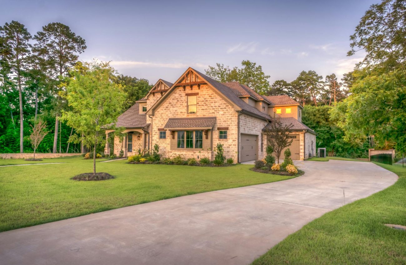 Photo by Pixabay: https://www.pexels.com/photo/beige-bungalow-house-259588/